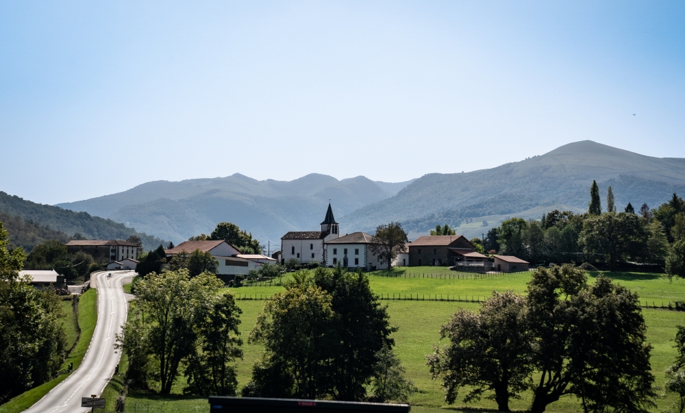 Photo de Larceveau, petit village du Pays Basque, avec des montagnes en arrière-plan.